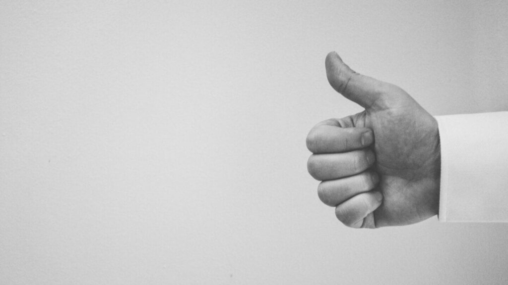 Hand mit Daumen nach oben