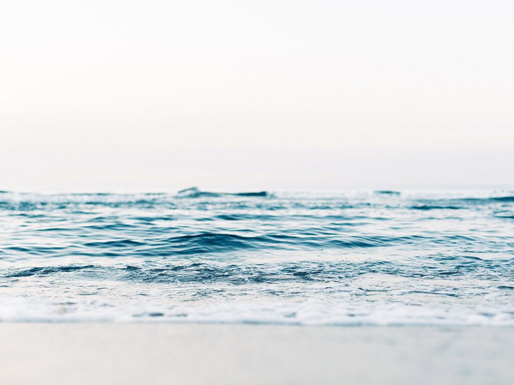 Über mich Wasser fließt an den Strand